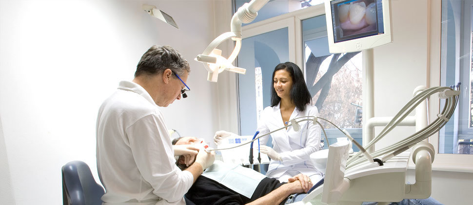 I problemi dentali del paziente sono illustrati mediante una telecamera intraorale e monitor